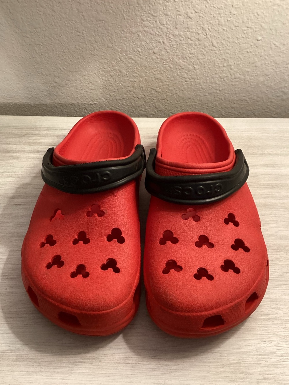 Crocs Disney Parks Exclusive Mickey Mouse Red Sz W 10-11 M 8-9